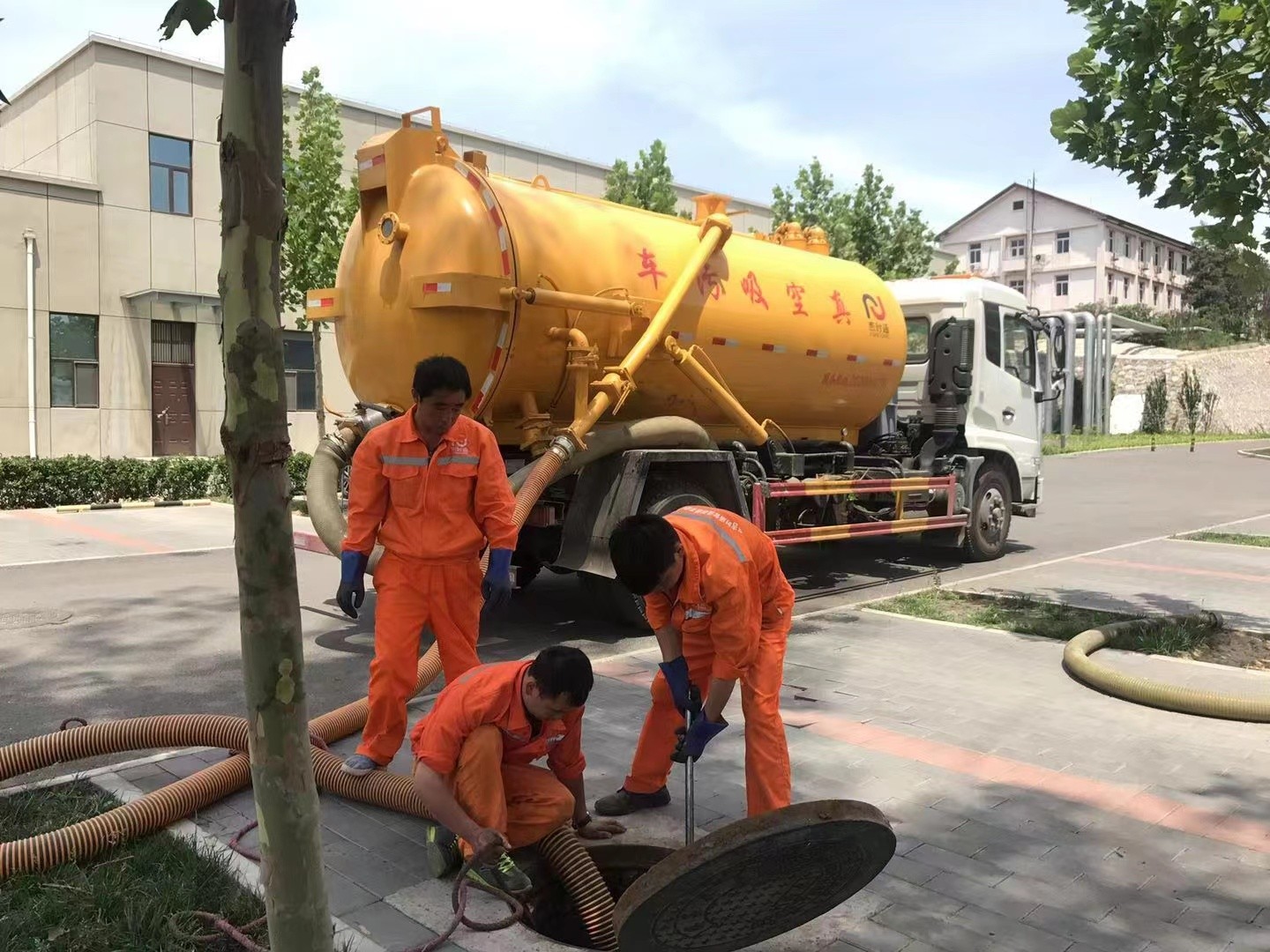 端州管道疏通车停在窨井附近