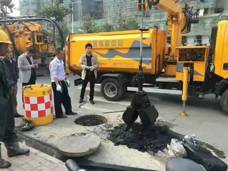 端州街道：网格员化身“清道夫”，为民解忧疏通“堵心”化粪池